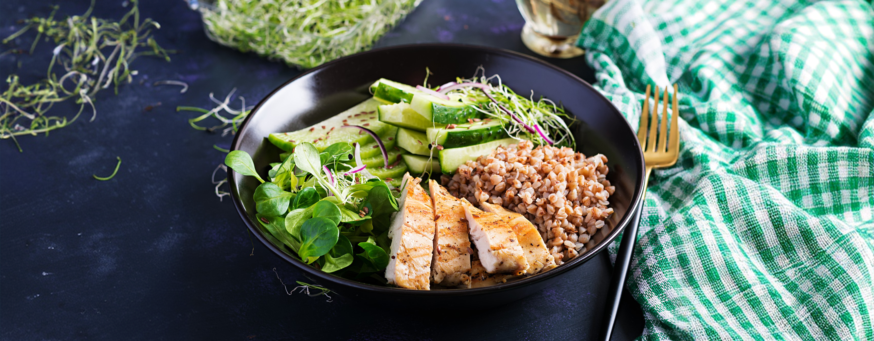 Prato com frango e folhas verdes, representando uma dieta de baixo carboidrato.