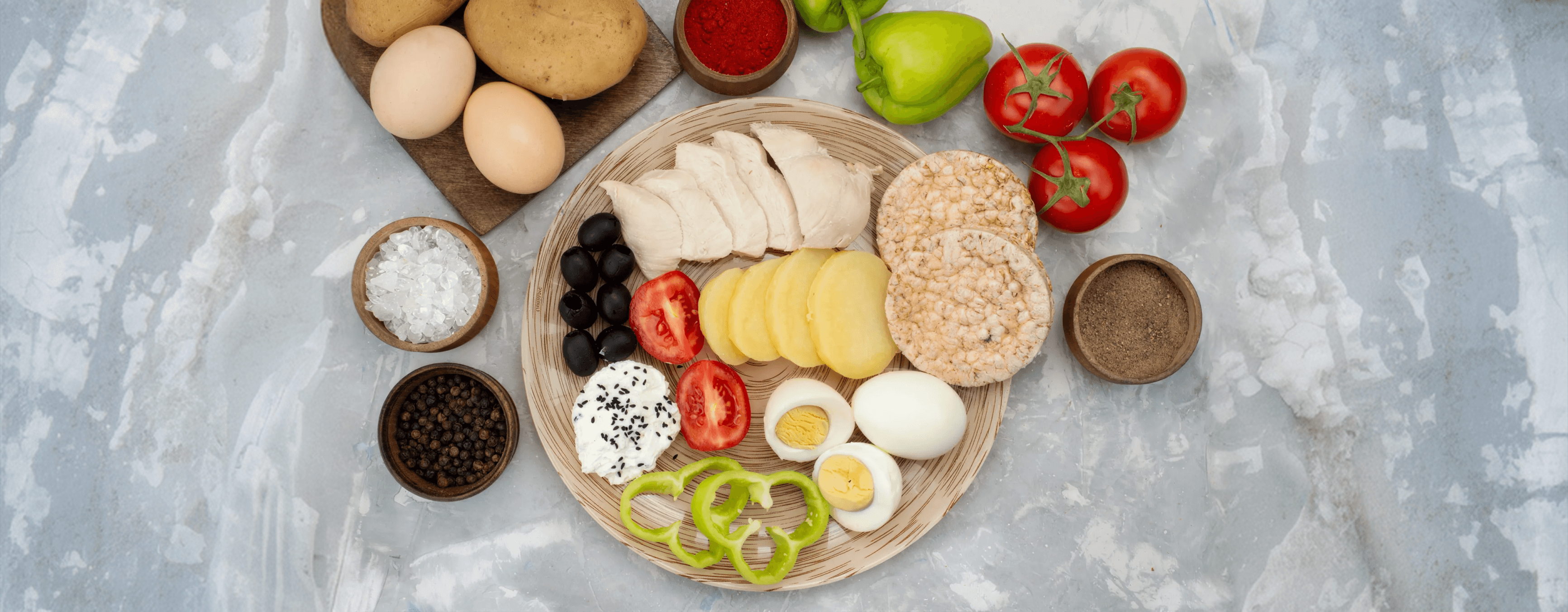 Prato com frango, batata doce, ovos e outros alimentos ricos em proteína