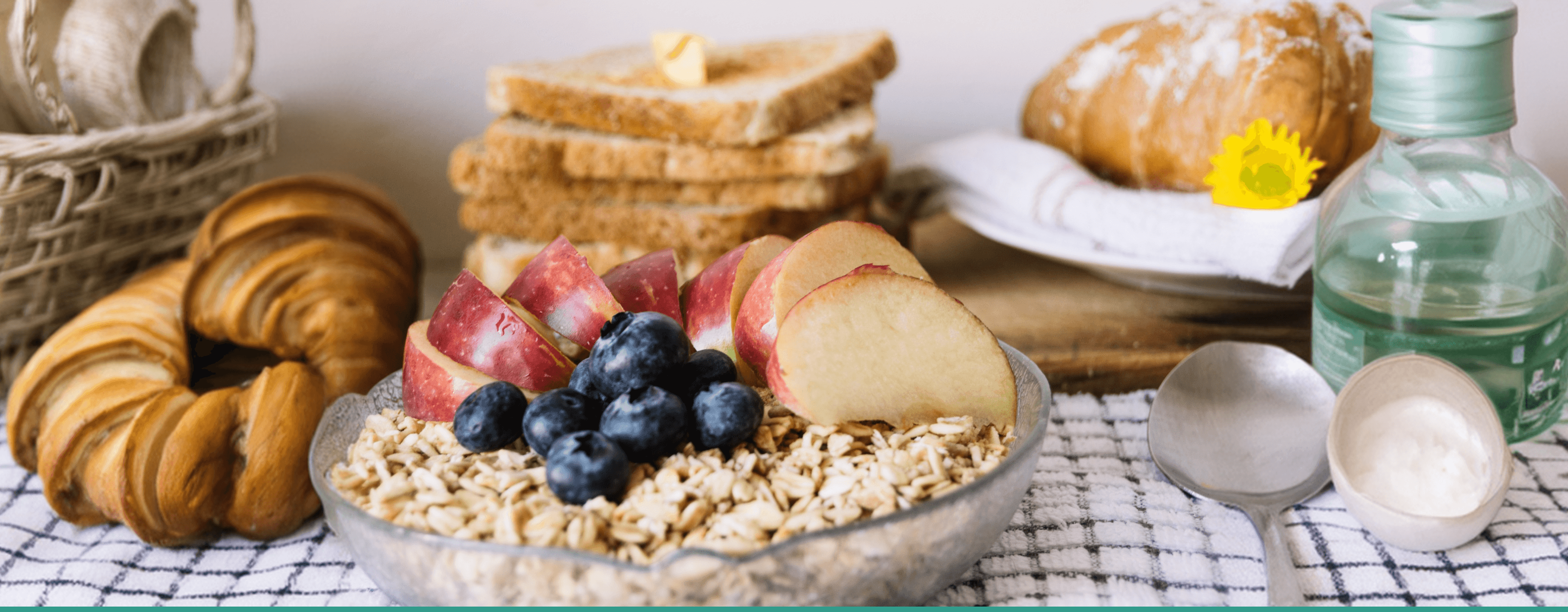 Mesa com pães, aveia, farinha e outros alimentos ricos em carboidratos