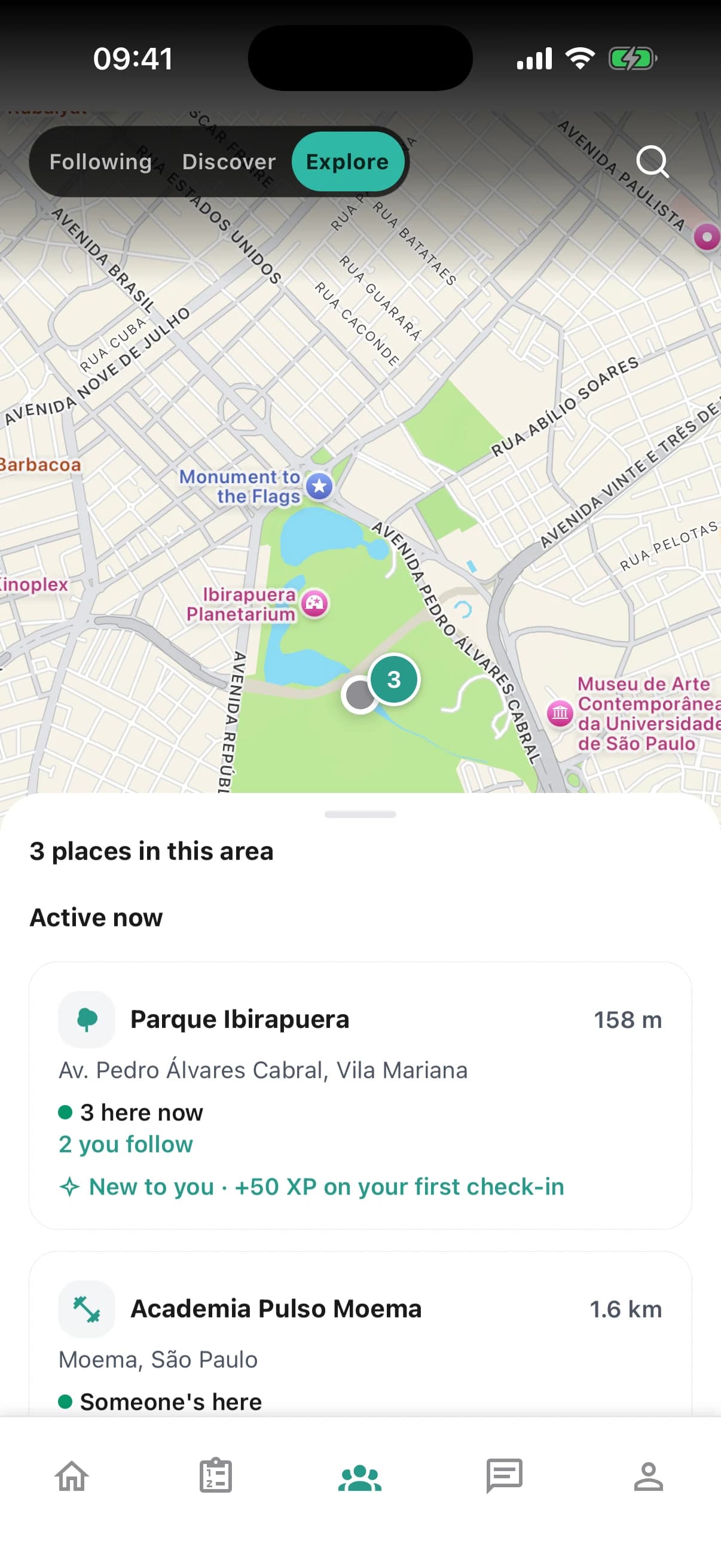 El mapa de Explorar en Remi con lugares cercanos y quién está activo ahí ahora